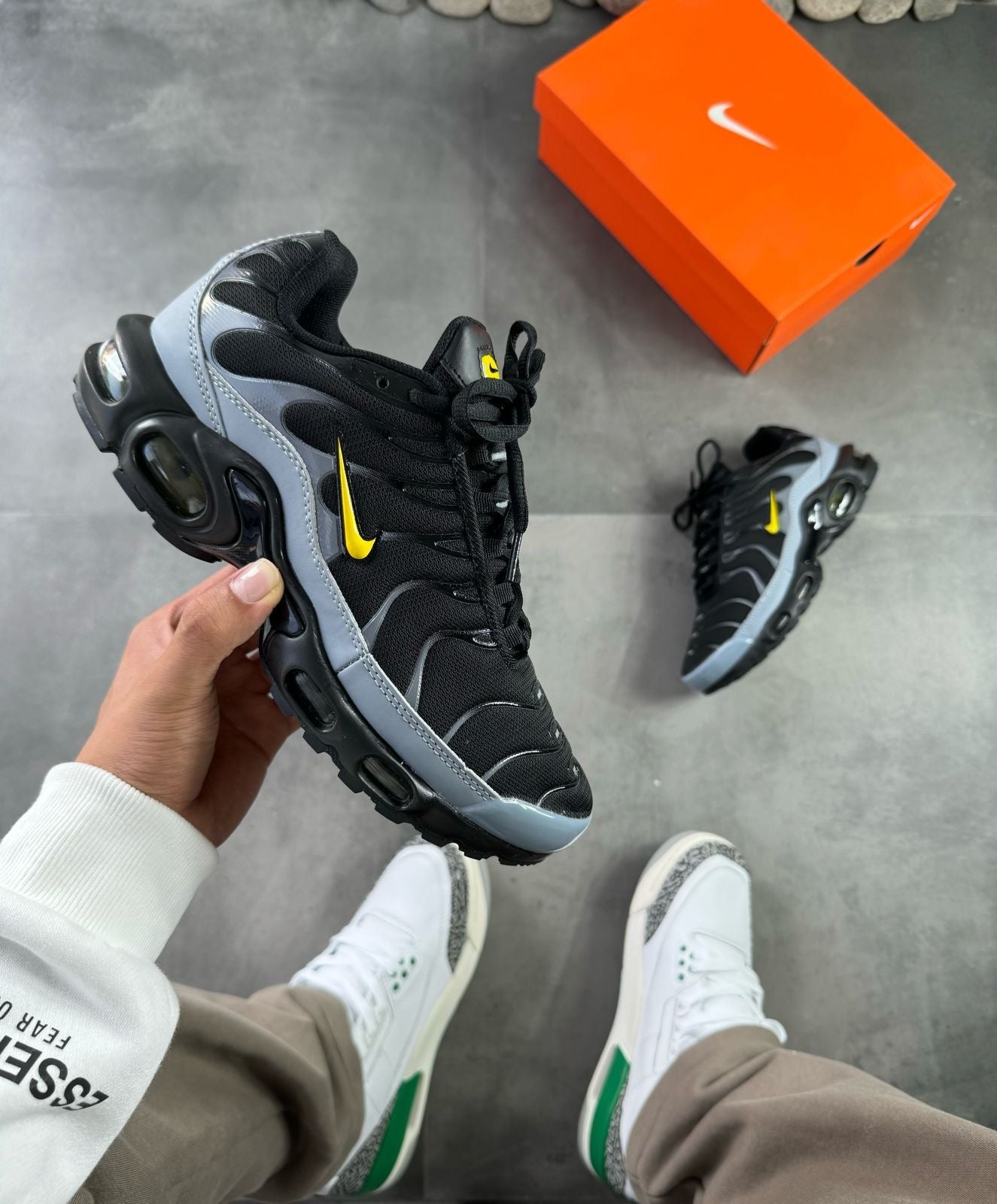 NIKE TN NEGRO - GRIS
