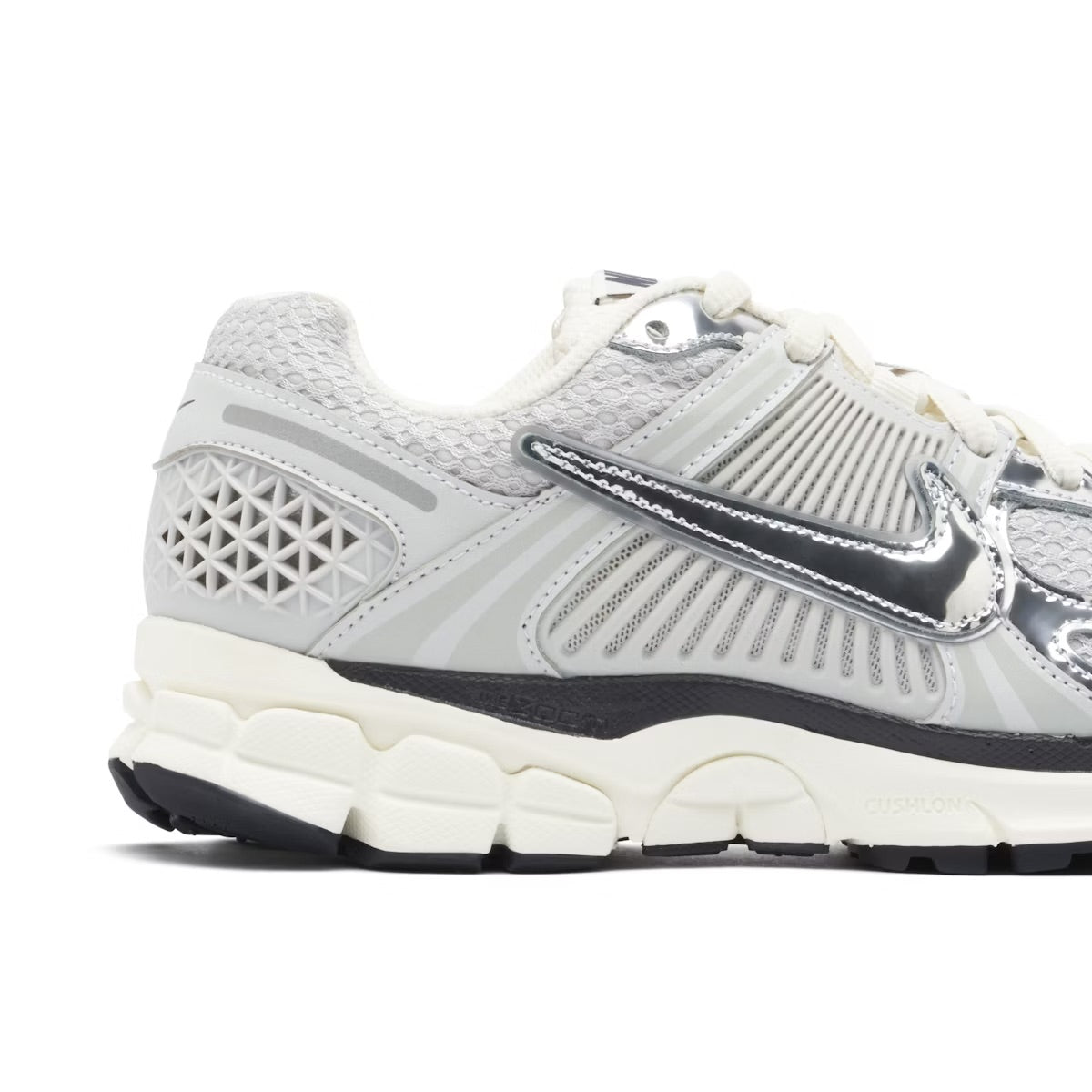 NIKE VOMERO 5 GRIS/PLATEADO