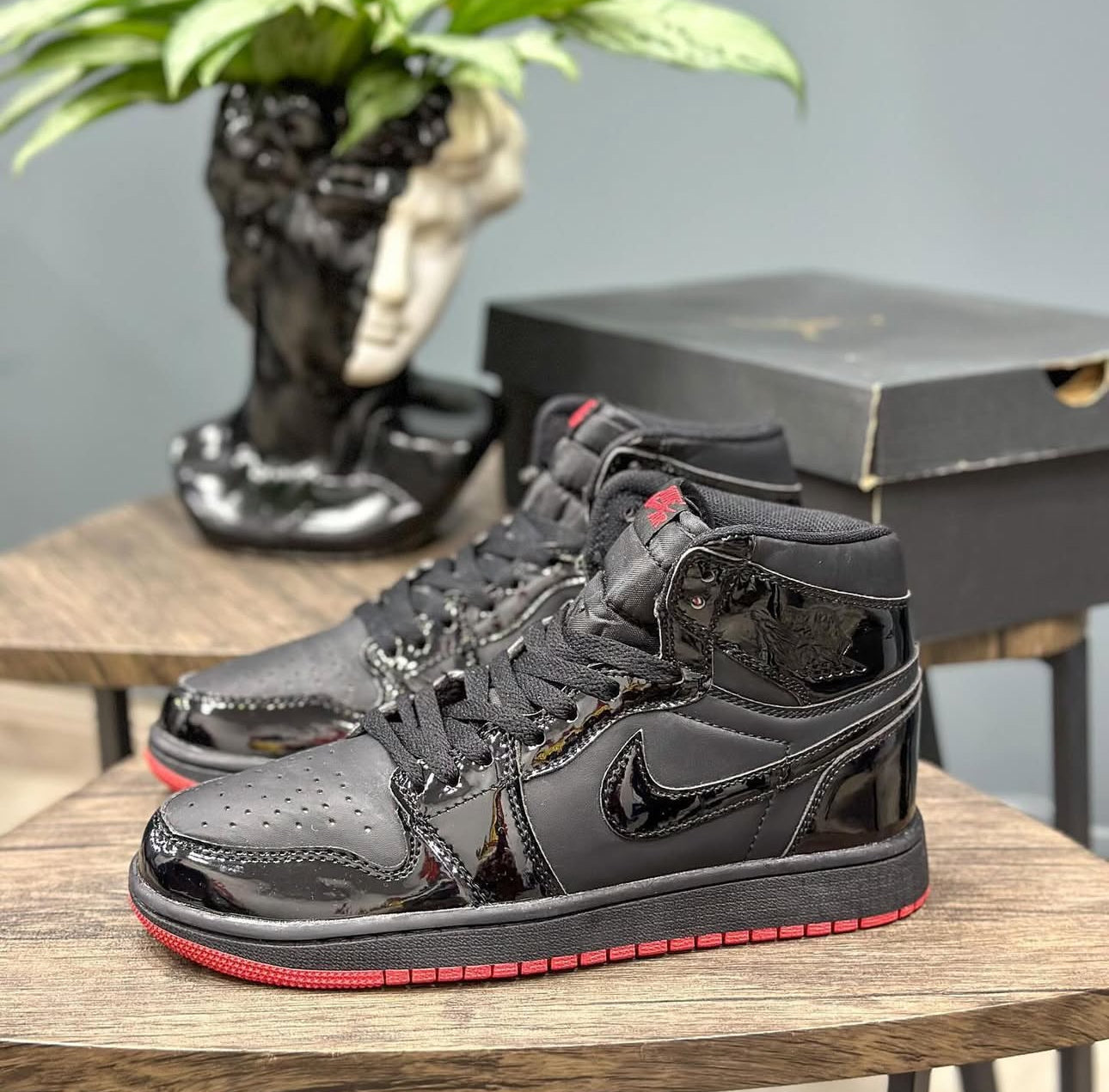 JORDAN RETRO 1 CHAROL NEGRA - ROJO