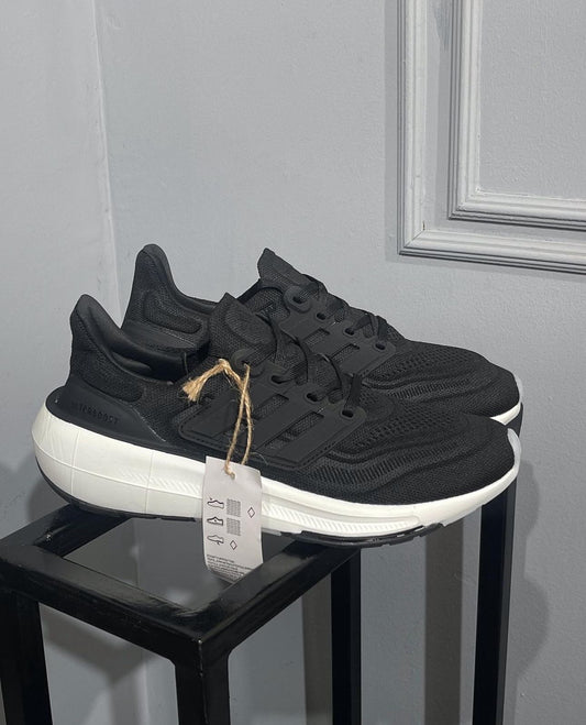 ADIDAS ULTRABOOST LIGHT NEGRO - BLANCO