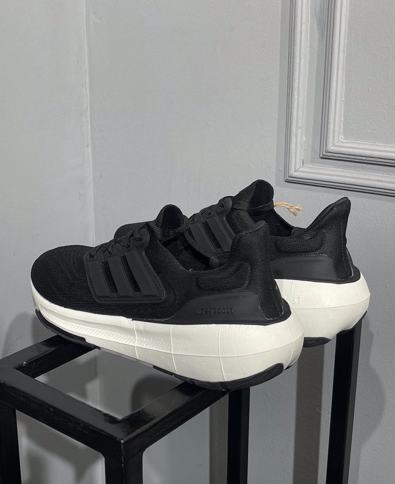 ADIDAS ULTRABOOST LIGHT NEGRO - BLANCO