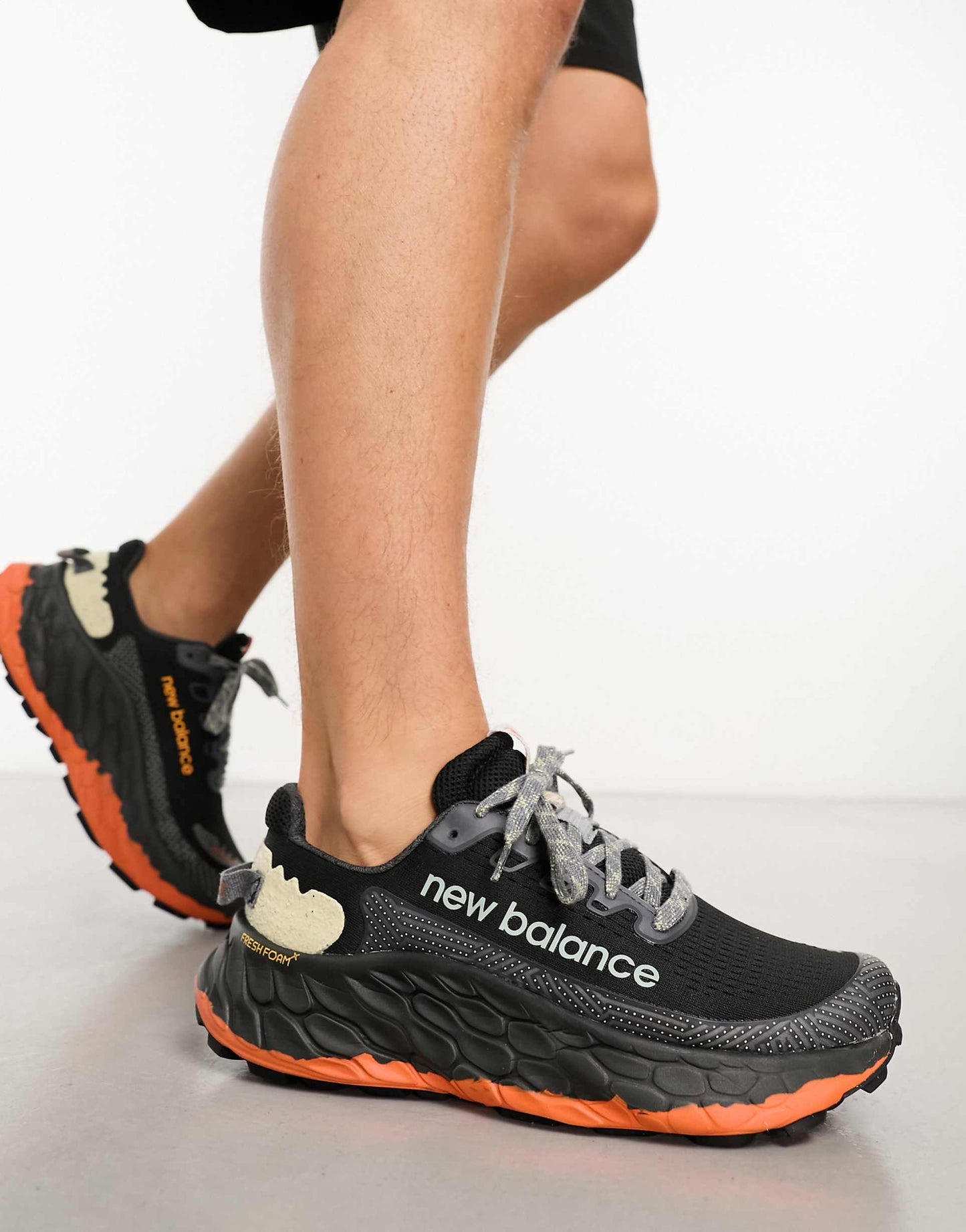 NEW BALANCE FRESH FOAM NEGRO/NARANJA