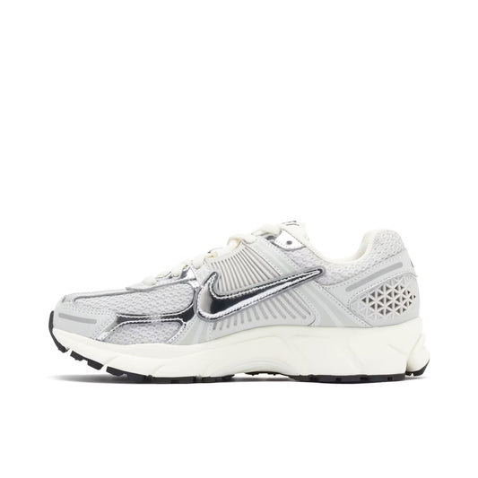 NIKE VOMERO 5 GRIS/PLATEADO