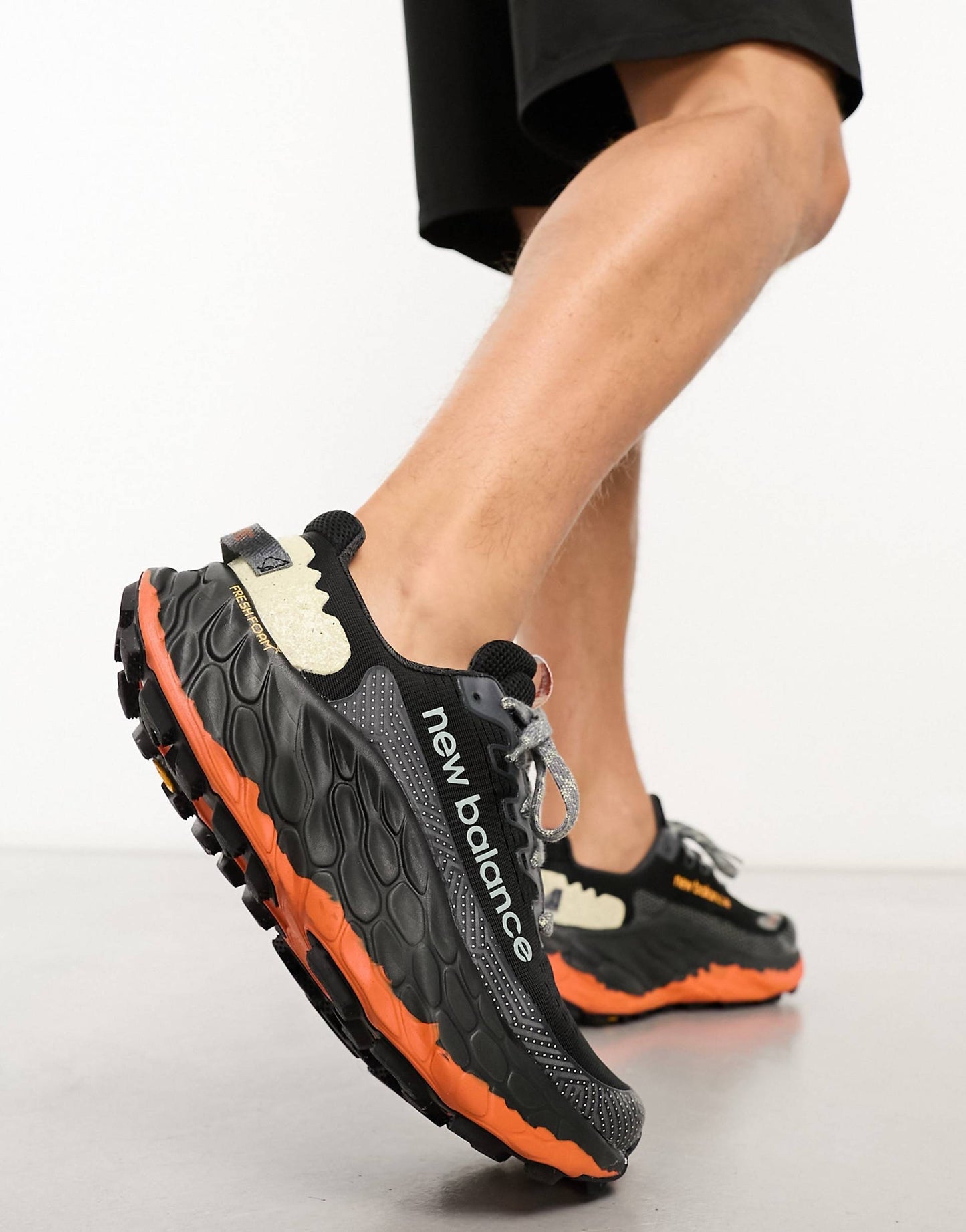 NEW BALANCE FRESH FOAM NEGRO/NARANJA