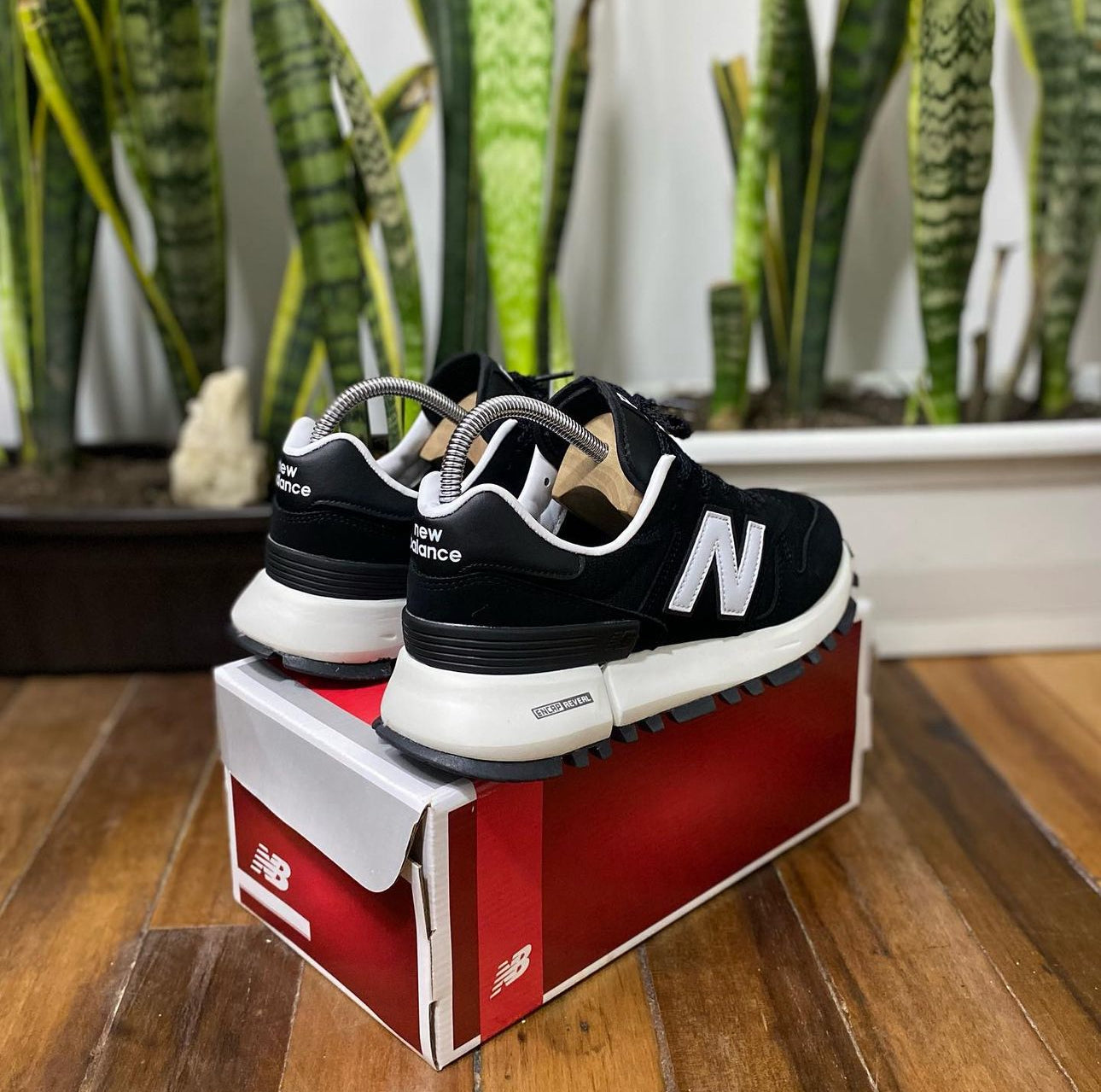 NEW BALANCE 1300 NEGRO / BLANCO