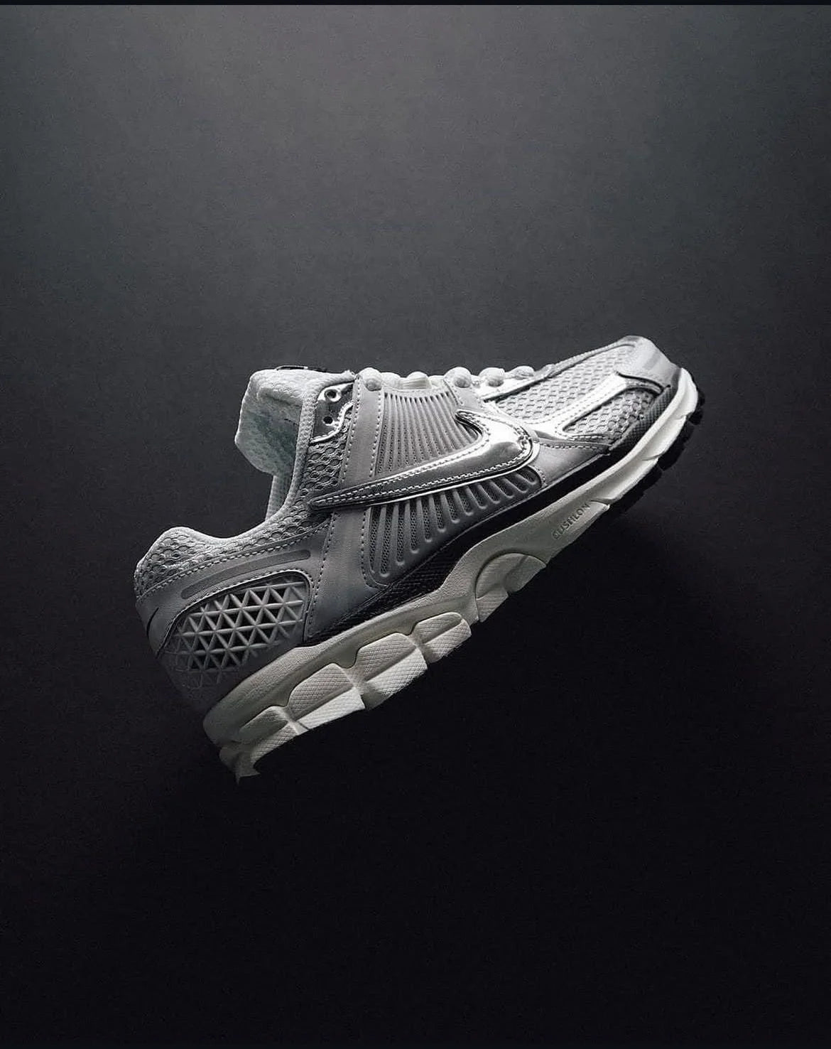 NIKE VOMERO 5 GRIS/PLATEADO
