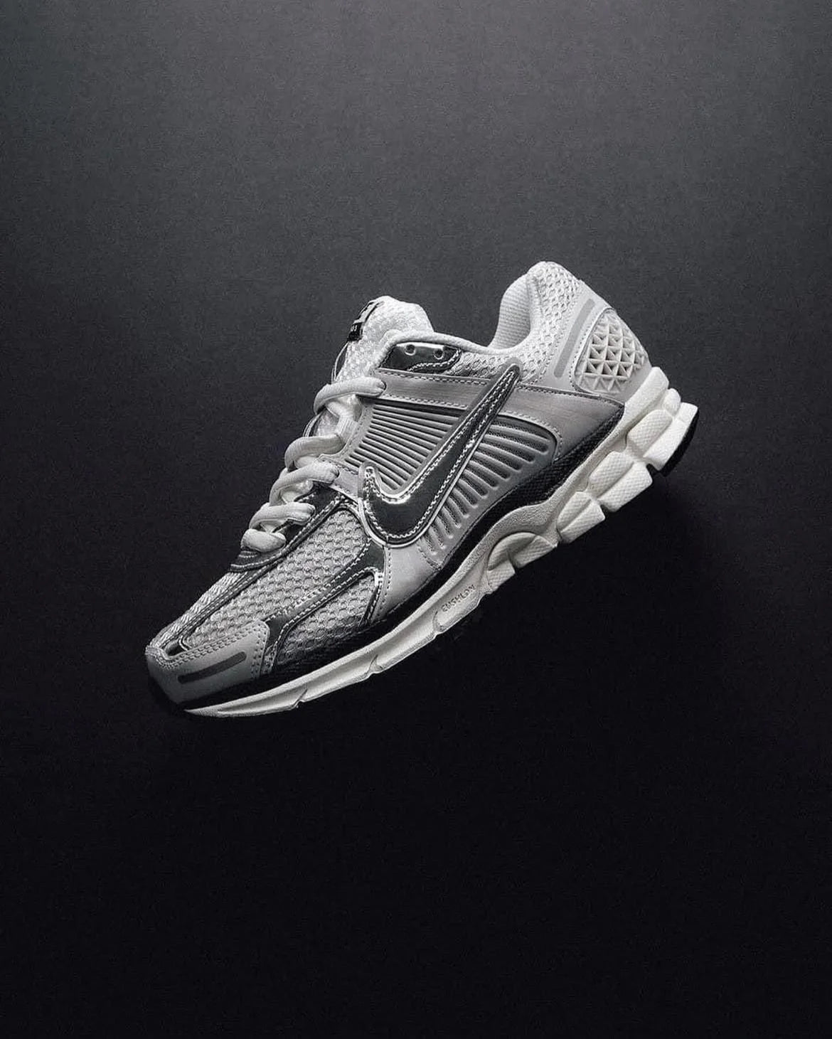 NIKE VOMERO 5 GRIS/PLATEADO
