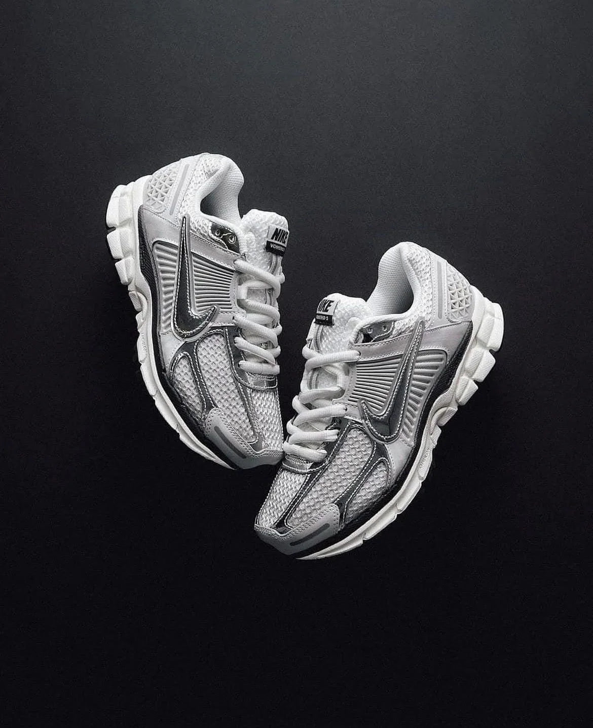 NIKE VOMERO 5 GRIS/PLATEADO