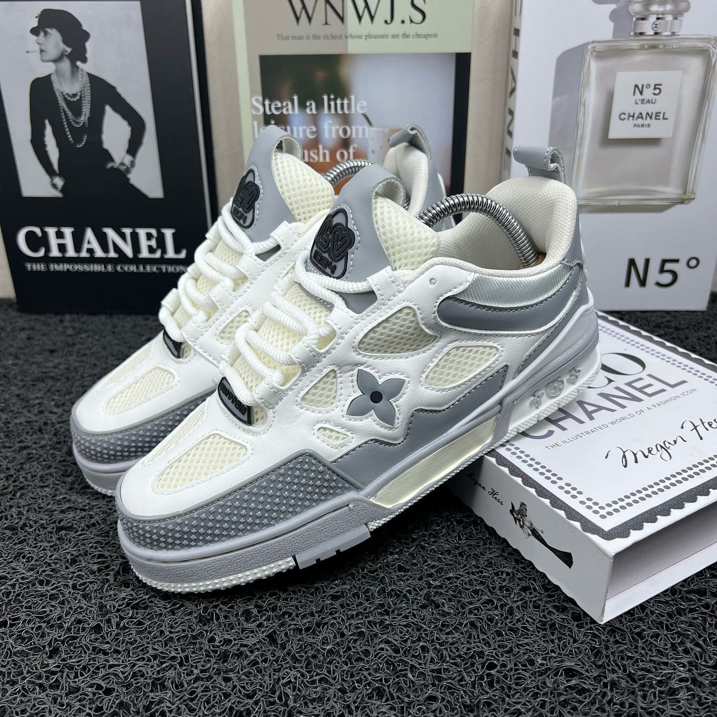 LOUIS VUITTON SKATE GRIS - BLANCO