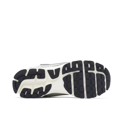 NIKE VOMERO 5 GRIS/PLATEADO