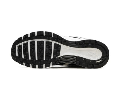 NIKE P6000 - BLANCO / NEGRO