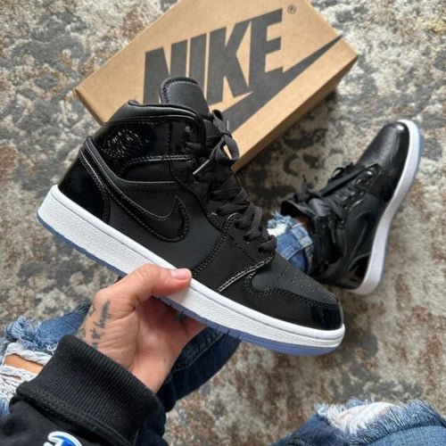 JORDAN RETRO 1 CHAROL NEGRA- BLANCA