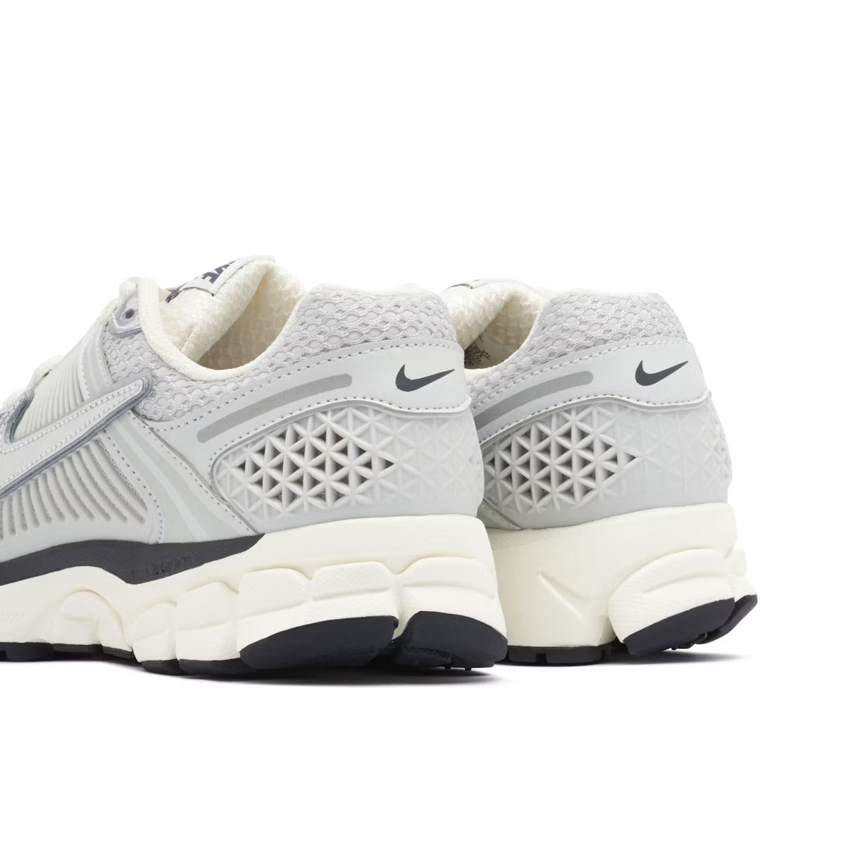 NIKE VOMERO 5 GRIS/PLATEADO