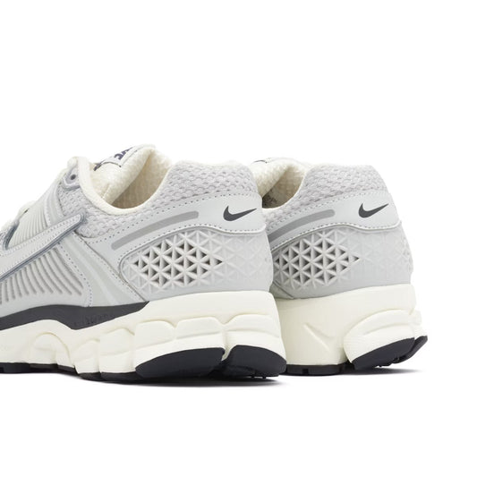 NIKE VOMERO GRIS/PLATA