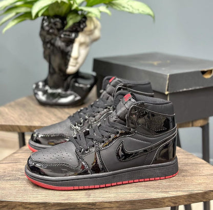 JORDAN RETRO 1 CHAROL NEGRA - ROJO