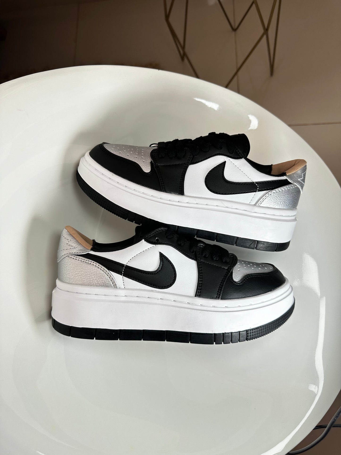 NIKE BLAZER PLATEADO