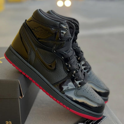 JORDAN RETRO 1 CHAROL NEGRA - ROJO