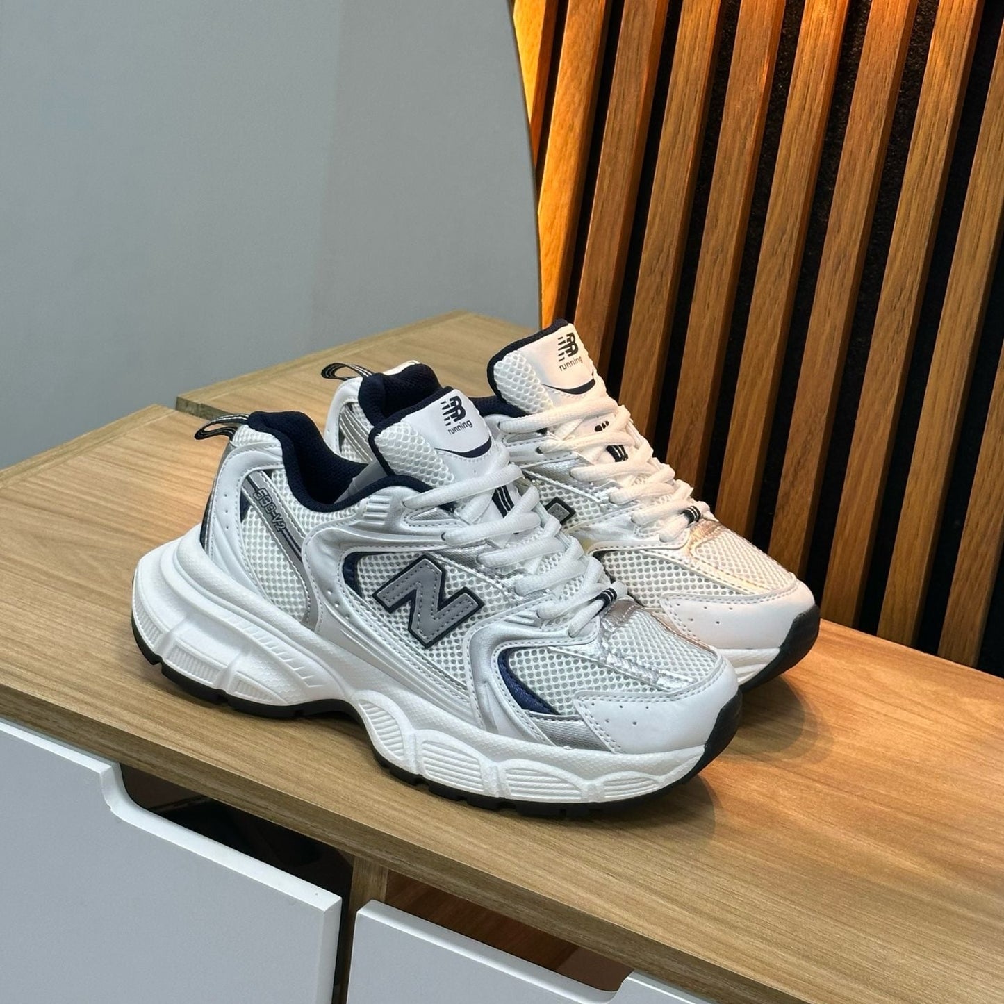 NEW BALANCE V2 BLANCO NEGRO