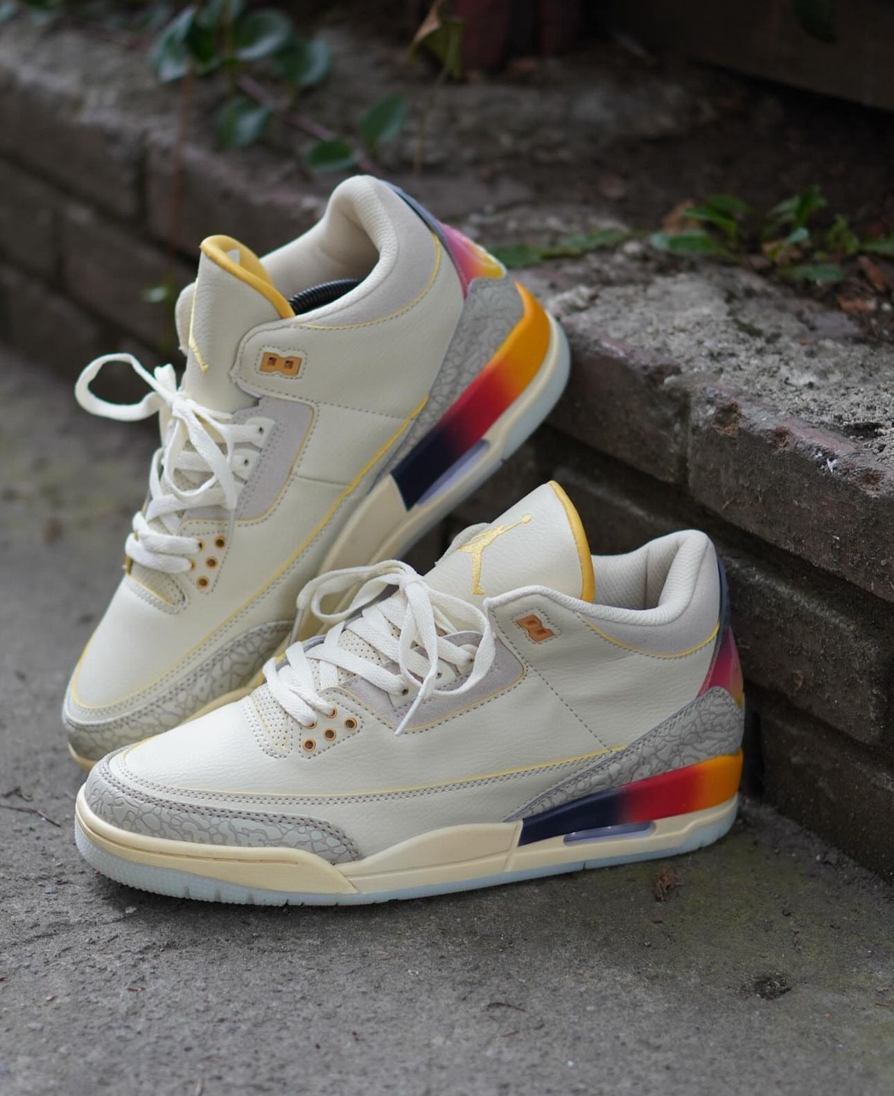 JORDAN RETRO J BALVIN BEIGE