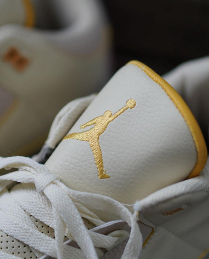 JORDAN RETRO J BALVIN BEIGE