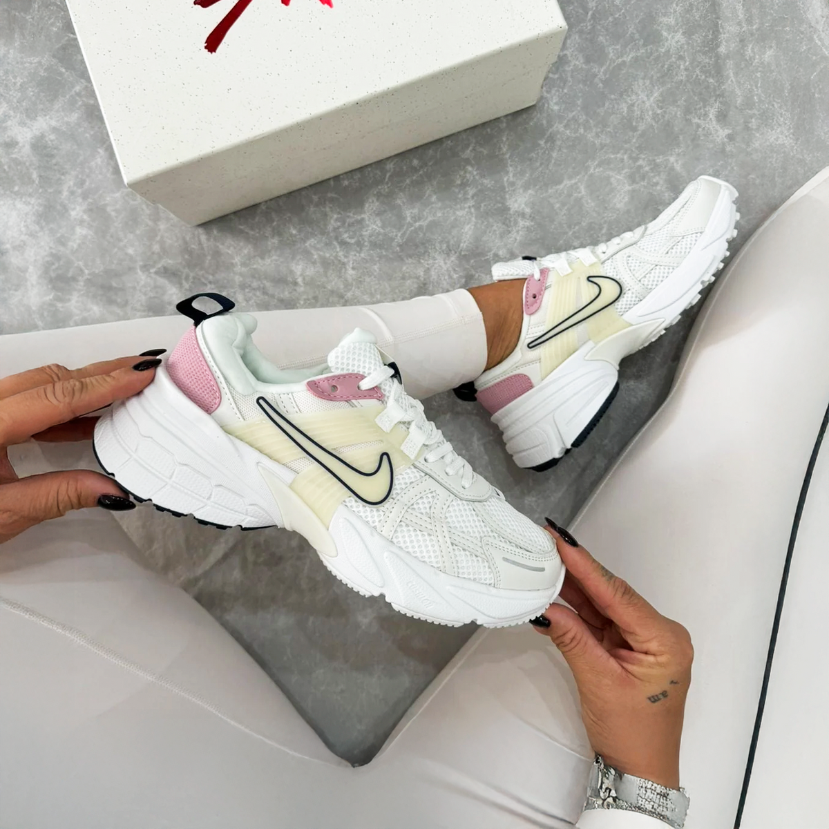 NIKE V2K RUN BLANCO / ROSADO