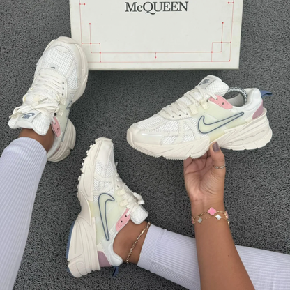 NIKE V2K RUN BLANCO / ROSADO