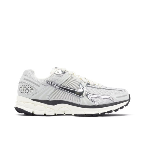 NIKE VOMERO - GRIS / PLATEADO