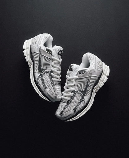 NIKE VOMERO GRIS/PLATEADO