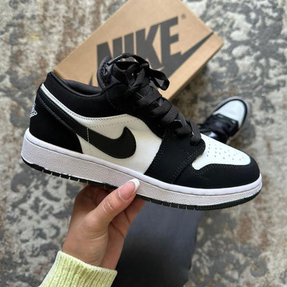 JORDAN RETRO 1 LOW BLANCO - NEGRO