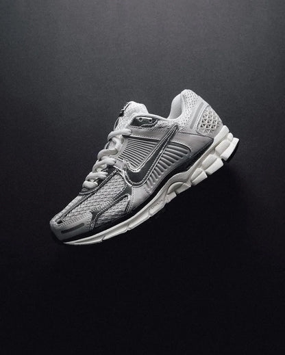NIKE VOMERO 5 GRIS/PLATEADO